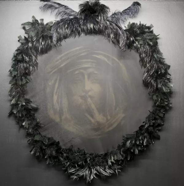 ©Jean-Luc VERNA Suzanne-Janet Préault, black widow 2011. Transfert de dessin sur panneau de bois circulaire rehaussé de pierre noire, crayon de couleur noir, voiles de coton et de soie, plumes de coq, de dinde et d'autruche bois ø 120 cm, ø total 190 x 150 x 35 cm Unique  © All rights reserved © ADAGP Courtesy the artist and Air de Paris, Romainville