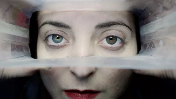 Nicola Costantino, Trailer (Nicola y su doble), 2010. Vidéo couleur sonore, musique originale, durée : 3'16". Collection les Abattoirs, Musée – Frac Occitanie Toulouse. ©  Nicola Costantino 