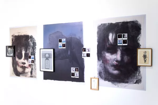 " - Jean-Luc Verna, vous n'êtes pas un peu beaucoup maquillé?- Non"? Exposition du 08 .02 au 7.10.2023. ©Jean-Luc Verna, galerie Air de Paris, galerie Ceysson et Bénétière, galerie Espace à vendre. Photos © Valérie Servant.