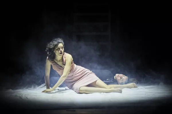 Photo du spectacle Roméo et Juliette, comédienne allongée dans de la fumée