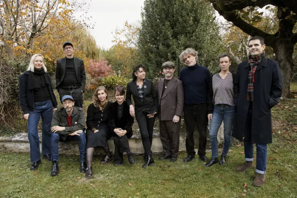 Photo de groupe des artistes Françoiz Breut, Fredrika Stahl, Jil Caplan, Emily Loizeau, JP Nataf, Lescop, Mathias Malzieu & Bastien Lallemand