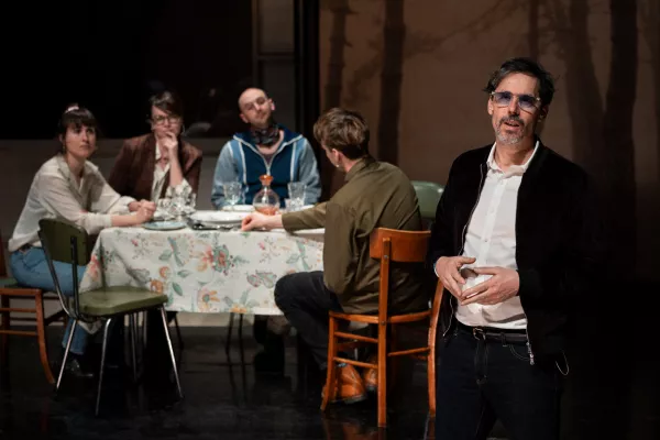 Visuel du spectacle Sans suite un air de roman les comédiens sont à table et un comédien est debout face au public