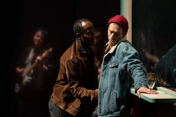 Visuel du spectacle Sans suite un air de roman, deux comédiens sont en train de se parler en extérieur