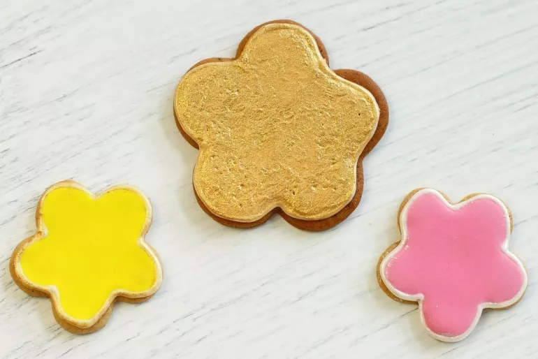 PETITS SABLÉS AUX FLEURS FRAÎCHES