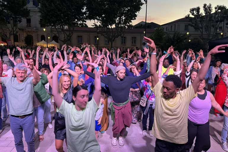 Bal public au marché de Bagnères / cie Dans6t