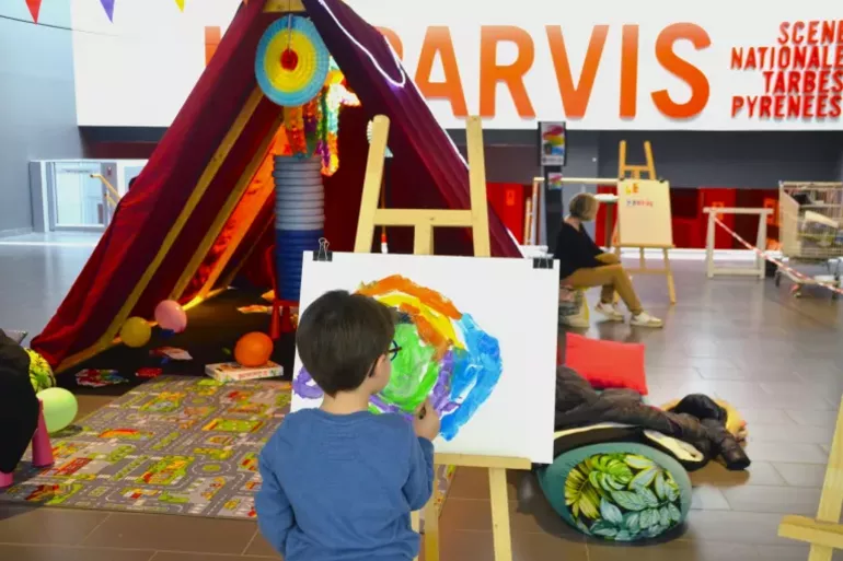 Peinture sur chevalet dans le hall
