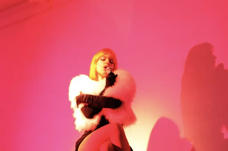 PERFORMANCE LUE ET CHANTÉE DE DIANE RÉA