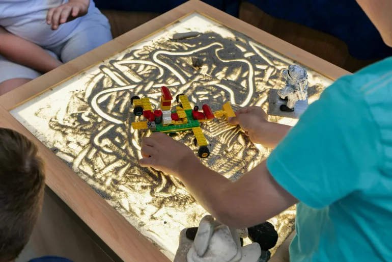 VISITE DE L'EXPOSITION + ATELIER "TABLE LUMINEUSE SENSORIELLE"