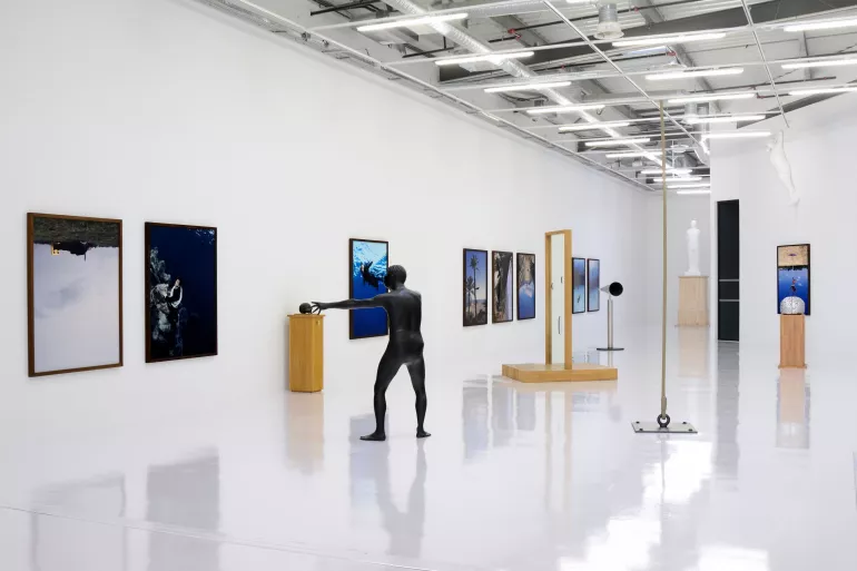 vue de l'exposition "...Philippe Ramette..." © Philippe Ramette et galerie Xippas, Paris. Crédit photo : Alain Alquier