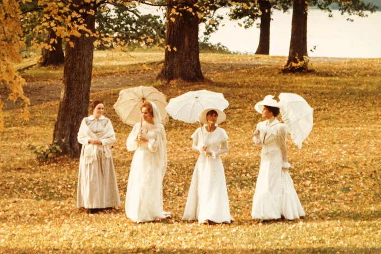 CRIS ET CHUCHOTEMENTS