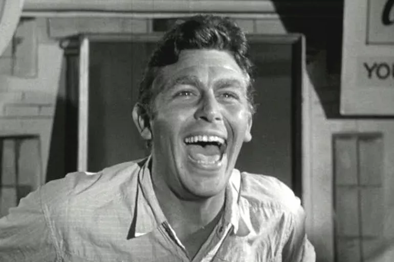 UN HOMME DANS LA FOULE