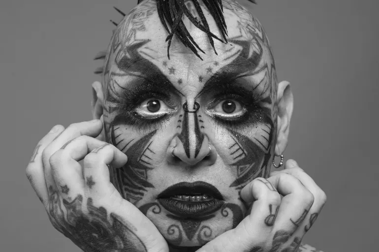 - "JEAN-LUC VERNA, VOUS N'ÊTES PAS UN PEU BEAUCOUP MAQUILLÉ ?" - "NON."