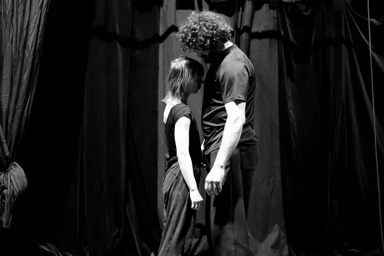 un homme et une femme face à face