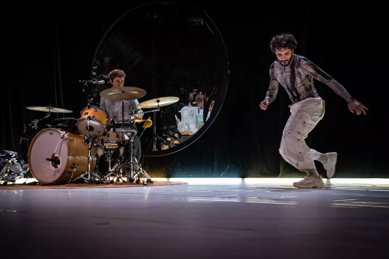 un danseur, un batteur