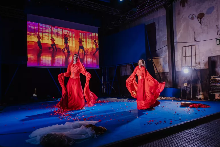 deux danseurs en robe rouge