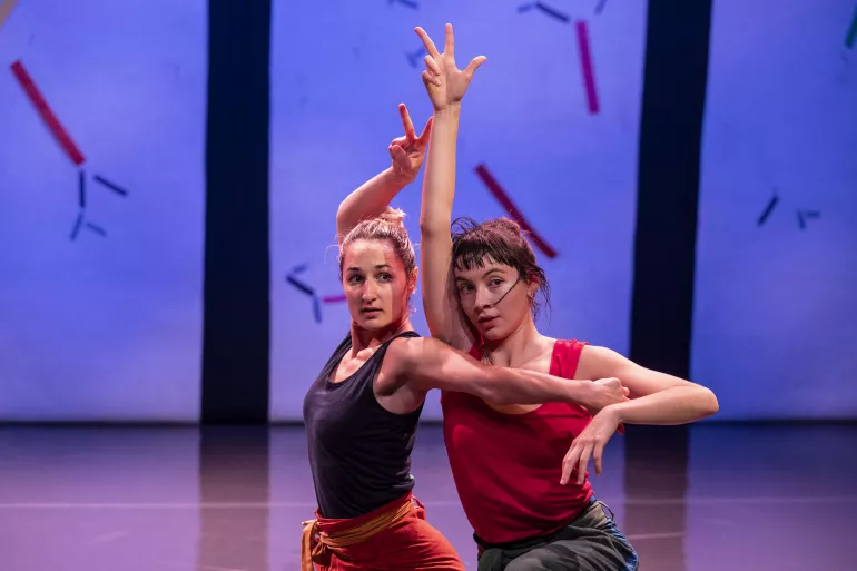 deus danseuses bras en haut