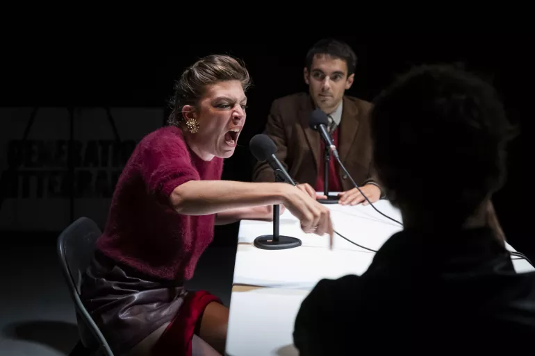 conférence ou une dame crie dans le micro