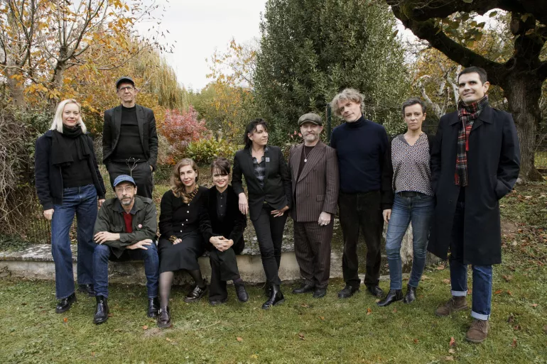 photo de groupe des artistes du spectacle While My Guitar Gently Weeps