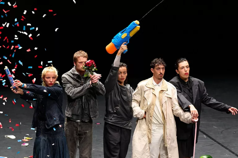 5 danseurs un pistolet à eau, confettis
