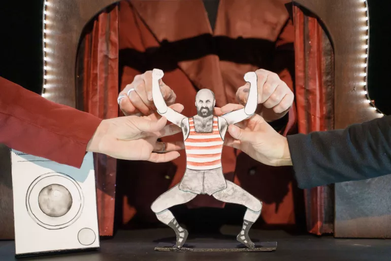 Marionnette d'un petit homme fort