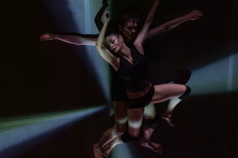 deux danseurs au sol