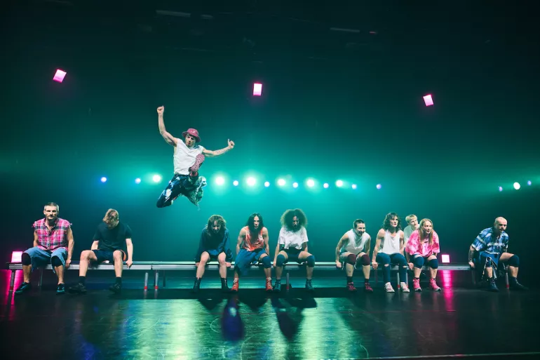 danseurs, un qui saute