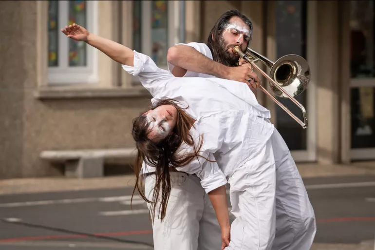 deux danseurs un qui joue du trombone