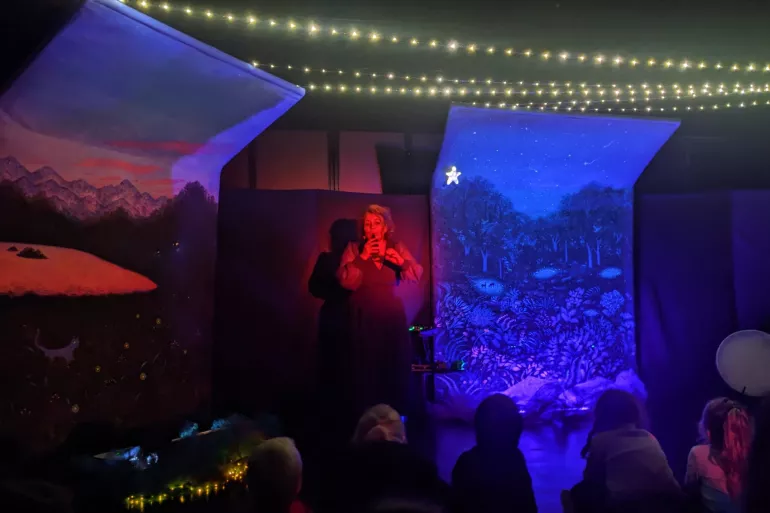 une dame au micro sous lumière rouge tamisée