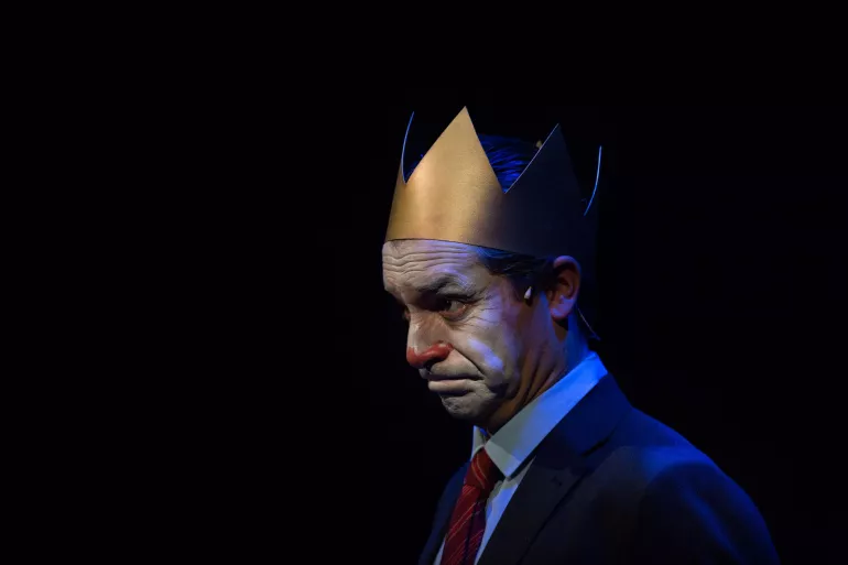 comédien avec une couronne dorée, maquillage de clown
