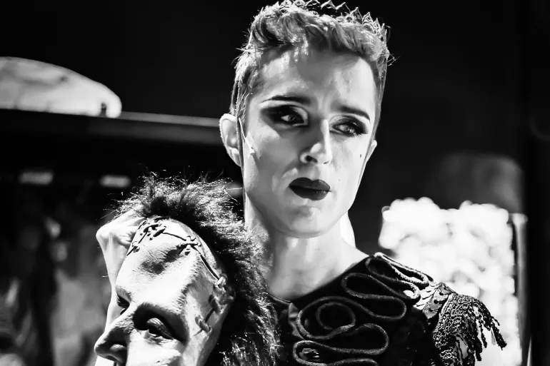 LE FEU, LA FUMÉE, LE SOUFRE