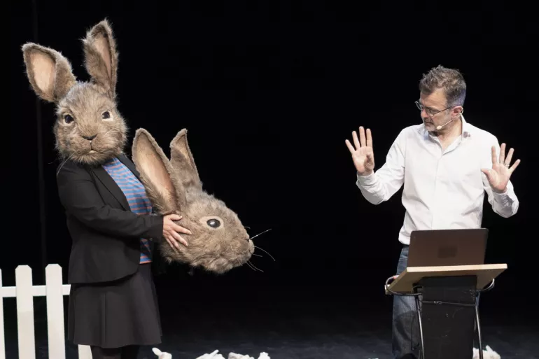 deux personnes, une avec tête lapin, l'autre conférencier