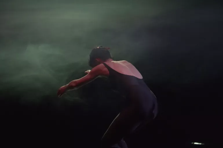 danseuse de dos bras devant