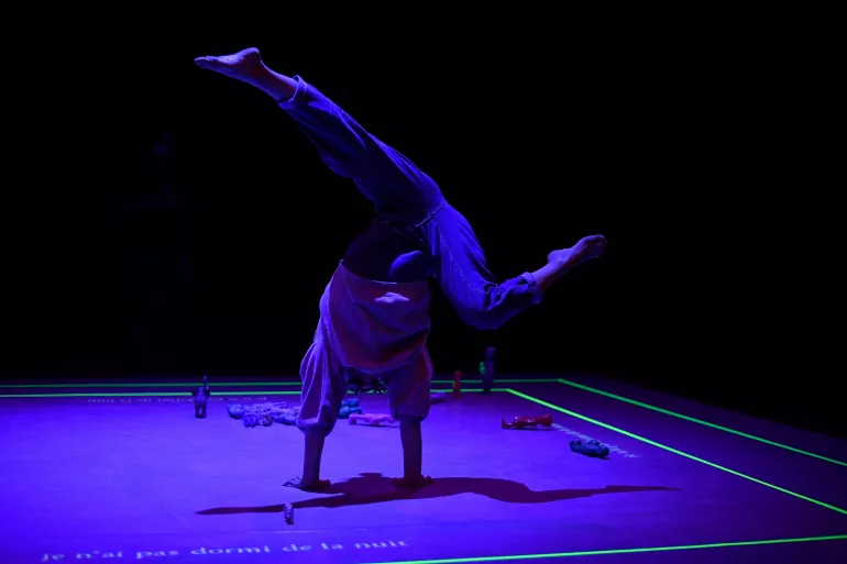 acrobatie sous lumière violette