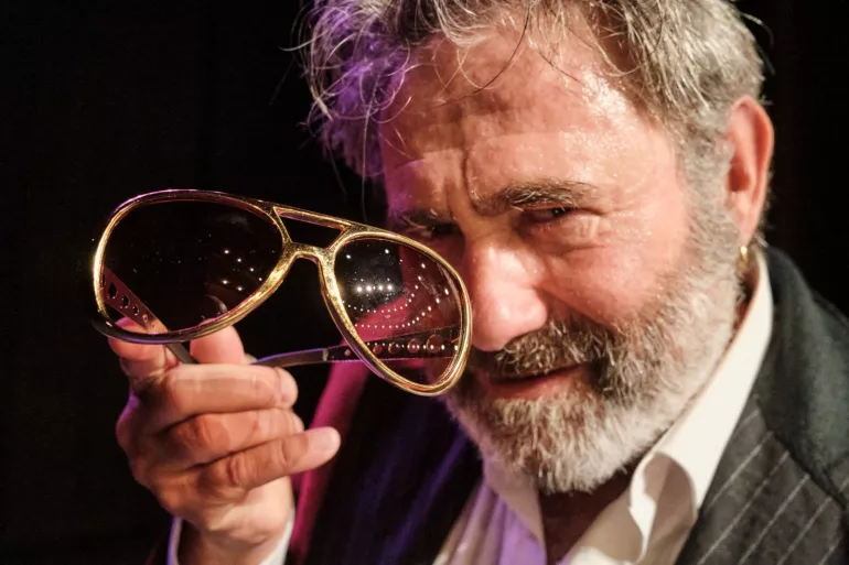 Sergi enlève ses lunettes