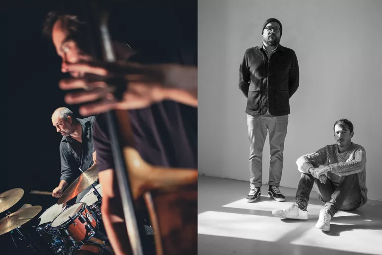 Deux photos sont juxtaposées. La première est floue. On devine une main sur un manche de contrebasse, en arrière-plan la photo est nette, un homme est penché et regarde devant lui, il porte une chemise noire. La seconde photo est en noir et blanc, elle représente deux hommes. Le premier est debout, barbu, corpulent et le corps bien droit. L’autre est assis en tailleur de biais. Il est plutôt mince. Ils fixent tous les deux l’objectif avec un air sérieux.  