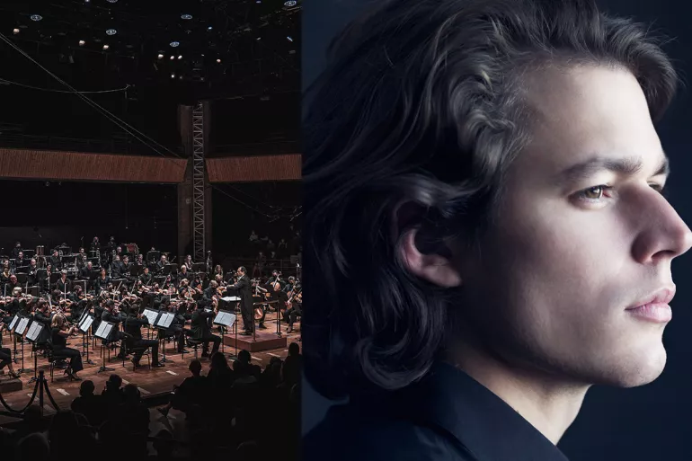 L’image est séparée en deux. La première photo représente un orchestre qui semble assez grand et dans une salle luxueuse avec des murs en bois. L’autre partie de l’image à droite est occupée par le portrait d’un homme en gros plan, il se tient de profil et à des cheveux mi long et un nez aquilin. Il a un air sérieux avec des yeux vert-noisettes qui regardent au loin. 