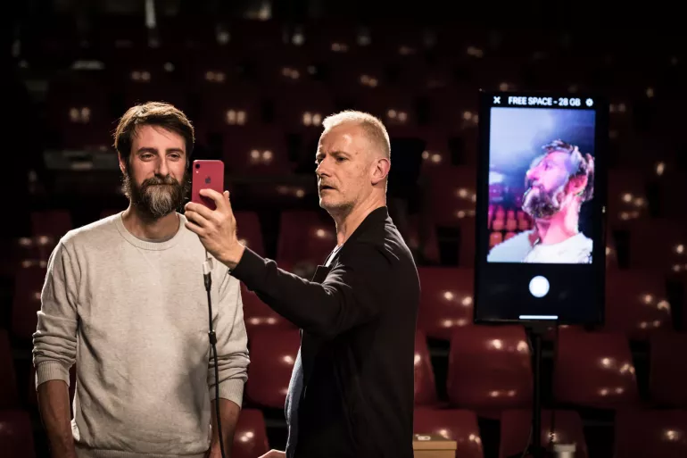 deux personnes, un téléphone