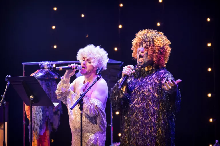 SINISTRE  ET FESTIVE