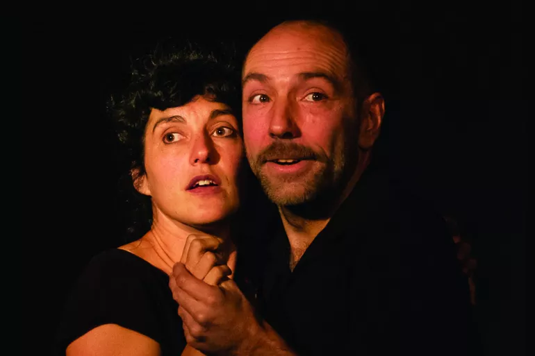 un homme et une femme se tiennent la main