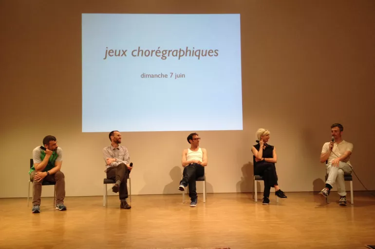 5 personnes assises sur une chaise